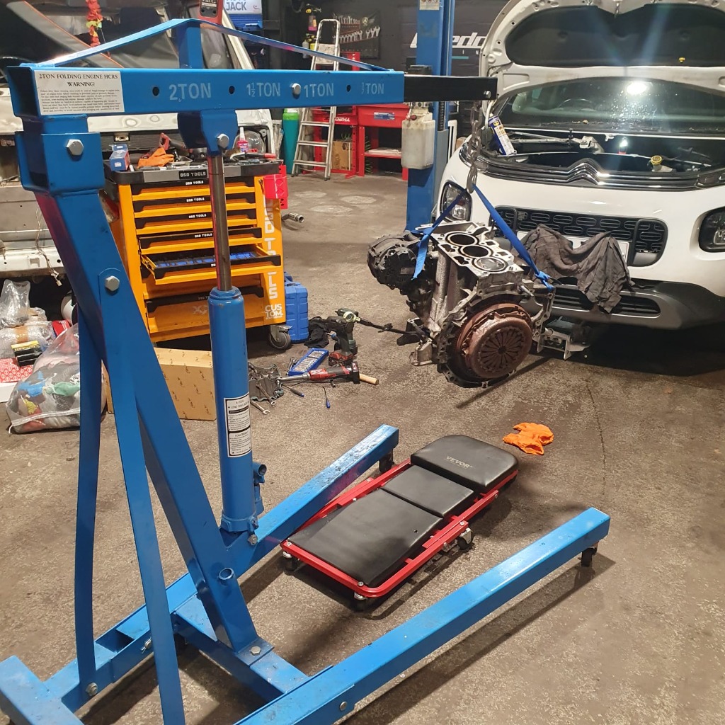 Engine hoist and workshop setup